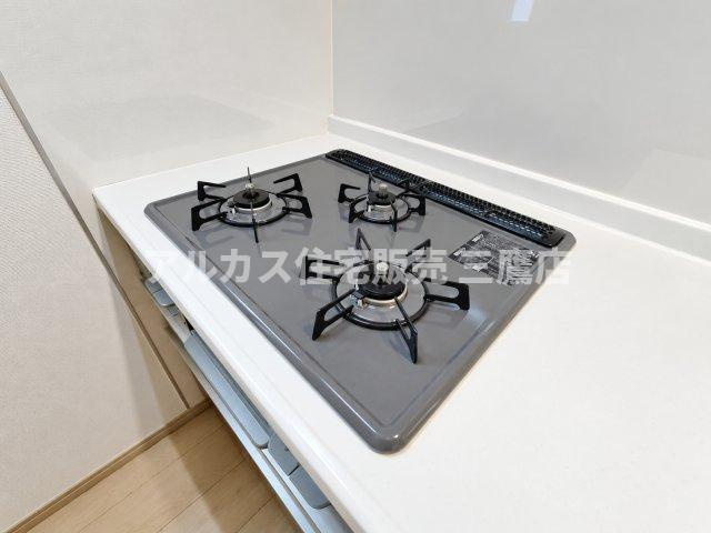 西東京市南町2丁目 西武新宿線 田無駅 新築戸建のキッチン|お手入れがしやすい天板一体型の3口ガスコンロ。一度に複数の料理を効率よく調理でき、毎日の家事をサポートします。