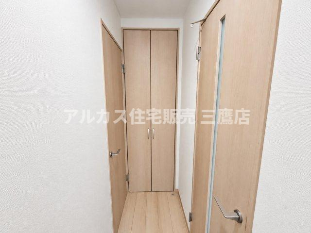 西東京市南町2丁目 西武新宿線 田無駅 新築戸建の収納|リビングに設けられた便利な物入。掃除用品や生活用品のストックなどをまとめて収納でき、共有スペースを広々とすっきり保てます。