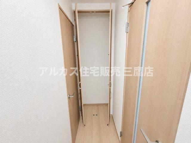 西東京市南町2丁目 西武新宿線 田無駅 新築戸建の収納|折れ戸付きで開口部が広く出し入れしやすい廊下収納。棚板の調整やレイアウトの自由度が高く、日用品の管理に重宝します。