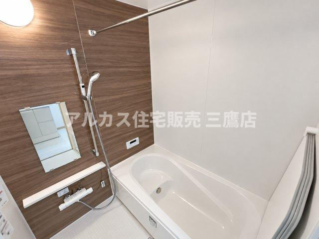 西東京市南町2丁目 西武新宿線 田無駅 新築戸建の浴室|木目調のアクセントパネルが落ち着いた印象を与えるユニットバス。シャワーヘッドの高さを自由に調節できるスライドバー付きで快適です。