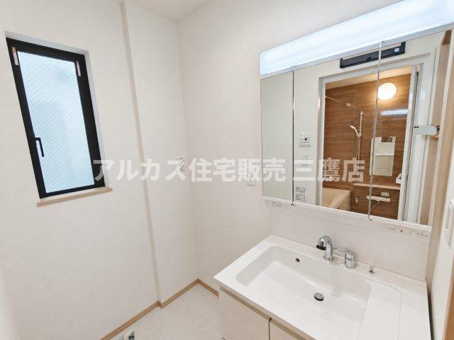 西東京市南町2丁目 西武新宿線 田無駅 新築戸建の独立洗面台|三面鏡裏やスライド収納を備えた機能的な洗面化粧台。身の回りの小物を整理整頓しやすく、快適に身支度が行えます。