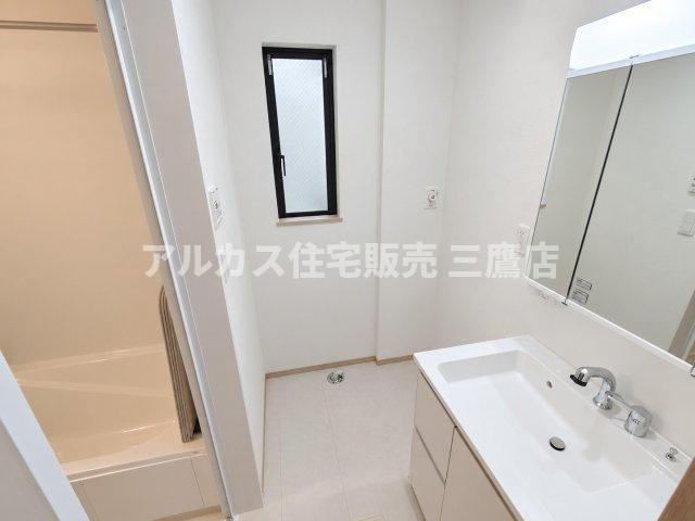 西東京市南町2丁目 西武新宿線 田無駅 新築戸建の洗面所|清潔感あふれるシンプルなデザインの洗面脱衣室。小窓から自然光を取り込むことができ、日中も明るく換気がしやすい空間です。