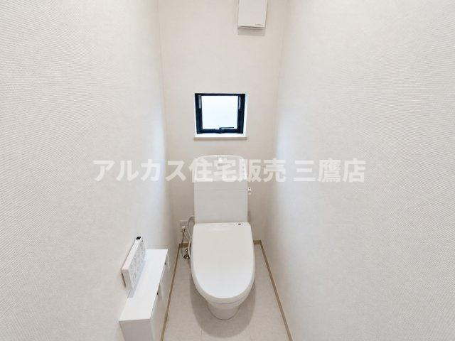 西東京市南町2丁目 西武新宿線 田無駅 新築戸建のトイレ|清潔感のあるホワイト調で統一された温水洗浄便座付きトイレ。小窓を備えており、明るく通気性にも優れた快適な空間です。