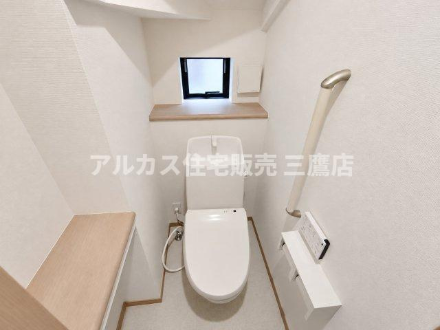 西東京市南町2丁目 西武新宿線 田無駅 新築戸建のトイレ|手すりやカウンター、小窓が付いた機能的な温水洗浄便座トイレ。白を基調とした清潔感のある落ち着いた空間です。