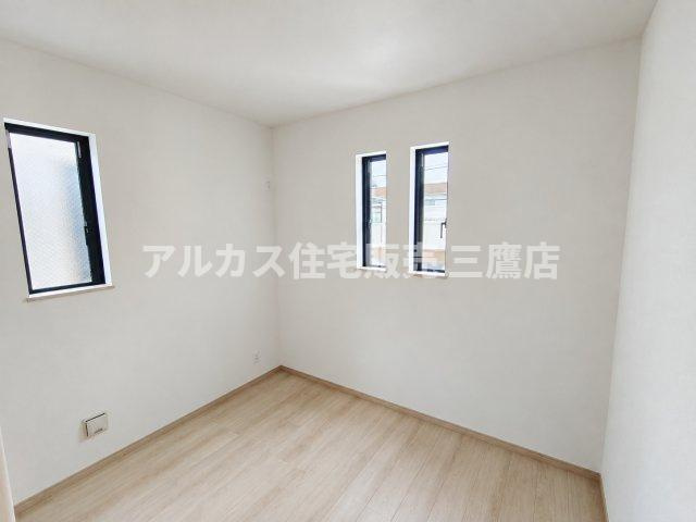 西東京市南町2丁目 西武新宿線 田無駅 新築戸建の洋室|2面に配置された窓から光が入る明るい洋室。シンプルな形状で、寝室や子供部屋など多目的にご活用いただけます。