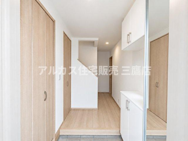 西東京市南町2丁目 西武新宿線 田無駅 新築戸建の玄関|姿見付きの大型シューズボックスを備えた玄関ホール。お出かけ前の身だしなみチェックがスムーズに行え、収納力も抜群です。