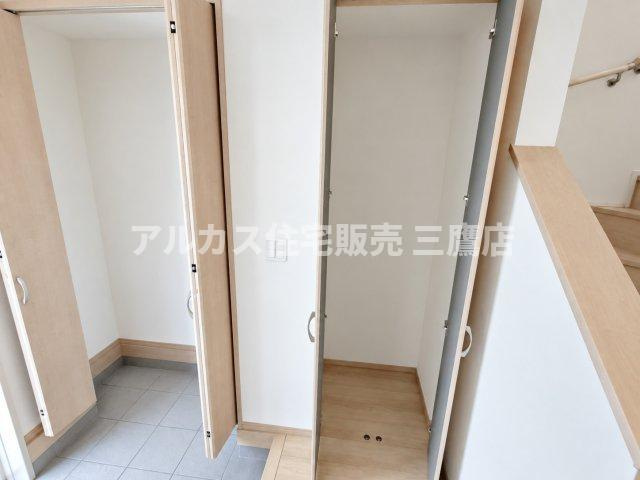 西東京市南町2丁目 西武新宿線 田無駅 新築戸建の玄関|玄関まわりや廊下に配置された便利な収納スペース。土間収納や日用品のストック置き場として、室内を整頓するのに役立ちます。