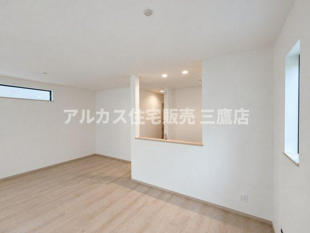 西東京市南町2丁目 西武新宿線 田無駅 新築戸建の居間・リビング|カウンター越しにコミュニケーションが取りやすいLDK空間。小窓からの採光も確保され、心地よい時間を過ごせます。