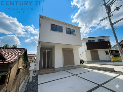 大阪モノレールと阪急電車の２沿線利用可能です。閑静な住宅街です。駐車２台可能です。LDKは１８帖とゆったり過ごせます。