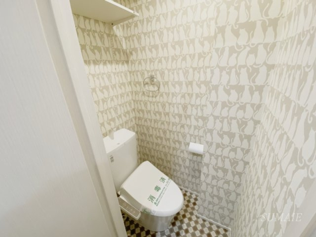 ラブキャットのトイレ|トイレです！頭上に棚もあるので、簡易収納可能です！