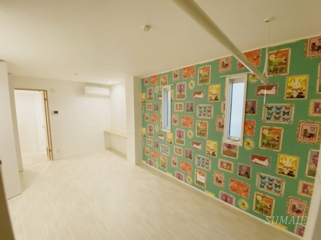 ラブキャットの居間・リビング|お洒落な壁紙が特徴なお部屋です！