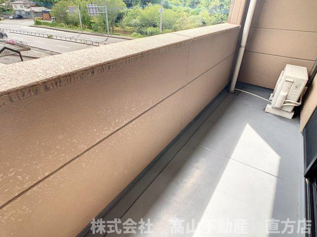直方市大字下境のアパートのバルコニー
