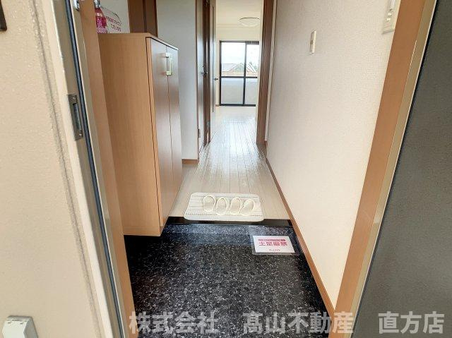 直方市大字下境のアパートの玄関