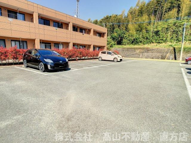 直方市大字下境のアパートの駐車場