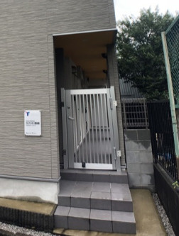 練馬区春日町１丁目のアパートのエントランス