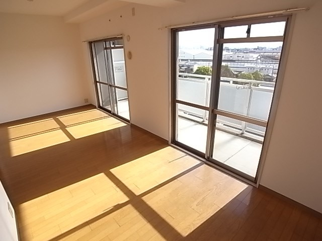 尼崎市小中島３丁目の賃貸マンションの居間・リビング