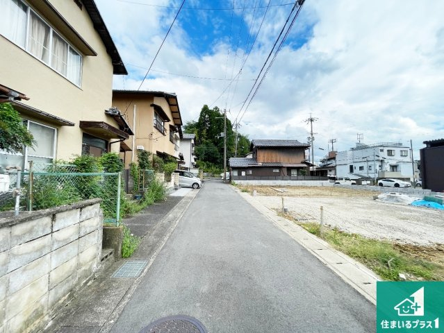 京都市右京区鳴滝泉殿町　第2期　新築一戸建ての前面道路含む現地写真|周辺は落ち着いた街並みの住宅地！子育てがしやすい住環境です！まだ未完成ですが、現地でしかわからない事もございます。是非一度ご覧ください。
