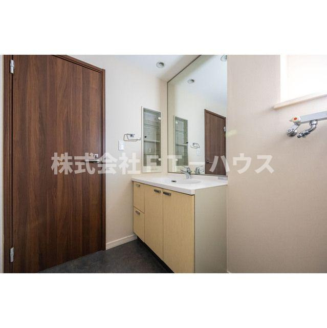 前貝塚町貸家の独立洗面台