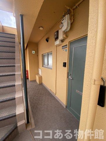 ラムール西山町の玄関