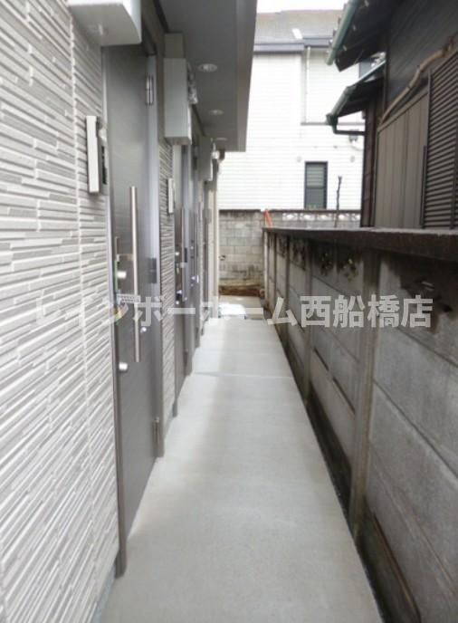 習志野市津田沼５丁目のアパートのエントランス