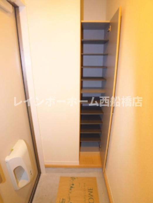 習志野市津田沼５丁目のアパートの玄関
