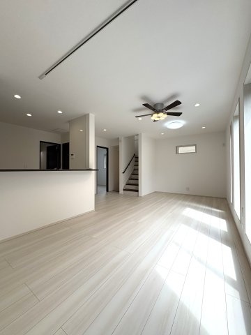 遊ぶ家族は、しまう場所まで考える。  — Room for What You Love. —の居間・リビング