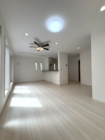 遊ぶ家族は、しまう場所まで考える。  — Room for What You Love. —の居間・リビング