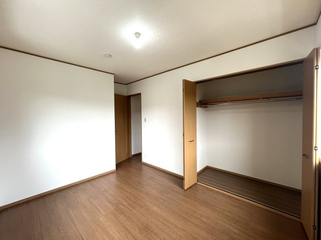 小・中・高校が近い♪車通りは少なめだけど人通りは多くあるので通学も安心♪全居室６帖以上で室内も広々♪気持ちに余裕が生まれます☆な【瀬谷区二ツ橋】リフォーム戸建の洋室|きれいな洋室です