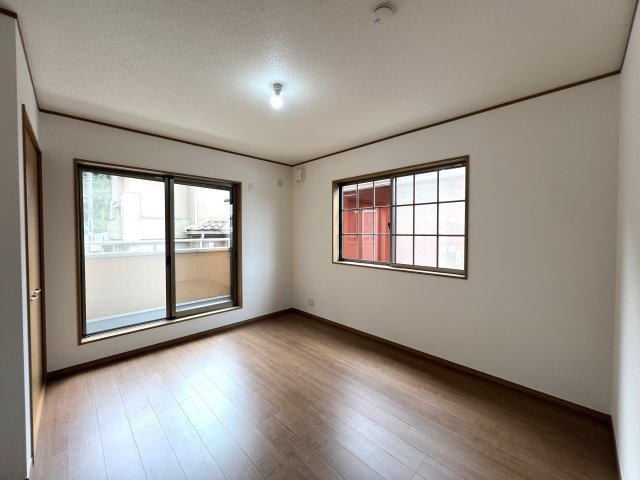 小・中・高校が近い♪車通りは少なめだけど人通りは多くあるので通学も安心♪全居室6帖以上で室内も広々♪気持ちに余裕が生まれます☆な【リフォーム／瀬谷区二ツ橋中古戸建】の洋室|洋室です