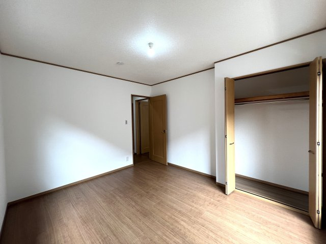 小・中・高校が近い♪車通りは少なめだけど人通りは多くあるので通学も安心♪全居室6帖以上で室内も広々♪気持ちに余裕が生まれます☆な【リフォーム／瀬谷区二ツ橋中古戸建】の洋室|個人の部屋や寝室として使える洋室です