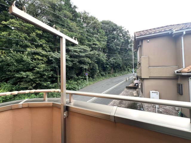 小・中・高校が近い♪車通りは少なめだけど人通りは多くあるので通学も安心♪全居室６帖以上で室内も広々♪気持ちに余裕が生まれます☆な【瀬谷区二ツ橋】リフォーム戸建のバルコニー|バルコニー付きです