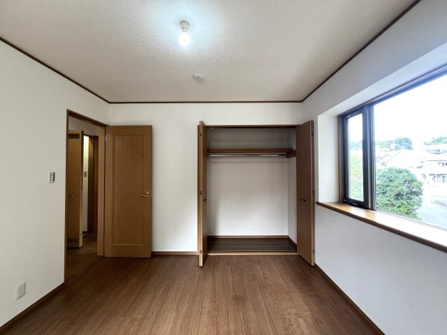小・中・高校が近い♪車通りは少なめだけど人通りは多くあるので通学も安心♪全居室6帖以上で室内も広々♪気持ちに余裕が生まれます☆な【リフォーム／瀬谷区二ツ橋中古戸建】の洋室|個人の部屋や寝室として使える洋室です
