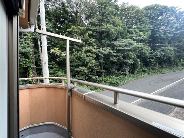 小・中・高校が近い♪車通りは少なめだけど人通りは多くあるので通学も安心♪全居室６帖以上で室内も広々♪気持ちに余裕が生まれます☆な【瀬谷区二ツ橋】リフォーム戸建のバルコニー|開放的で明るい空間を演出してくれるバルコニーです
