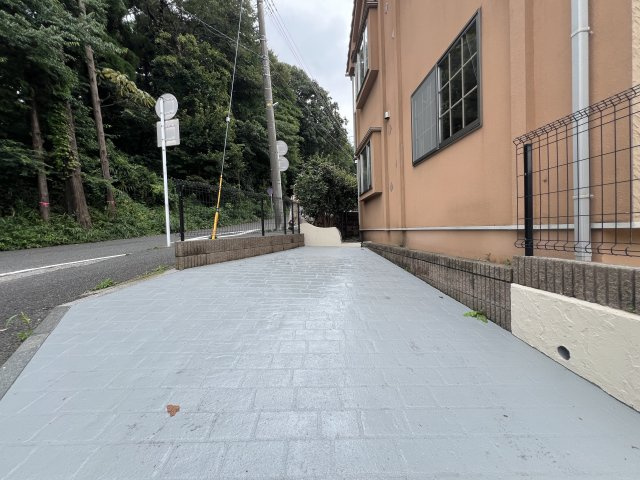 小・中・高校が近い♪車通りは少なめだけど人通りは多くあるので通学も安心♪全居室６帖以上で室内も広々♪気持ちに余裕が生まれます☆な【瀬谷区二ツ橋】リフォーム戸建の駐車場|駐車場があります