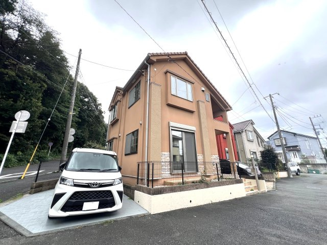 小・中・高校が近い♪車通りは少なめだけど人通りは多くあるので通学も安心♪全居室６帖以上で室内も広々♪気持ちに余裕が生まれます☆な【瀬谷区二ツ橋】リフォーム戸建の外観|おしゃれな外観です