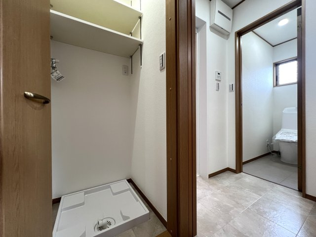 小・中・高校が近い♪車通りは少なめだけど人通りは多くあるので通学も安心♪全居室6帖以上で室内も広々♪気持ちに余裕が生まれます☆な【リフォーム／瀬谷区二ツ橋中古戸建】のランドリースペース