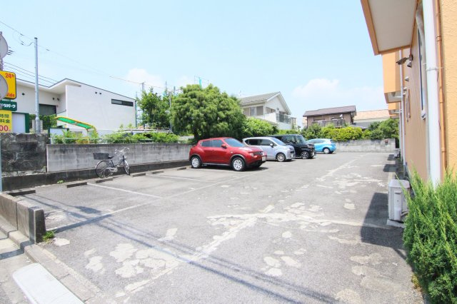 メゾン小泉の駐車場|別部屋の参考写真です。