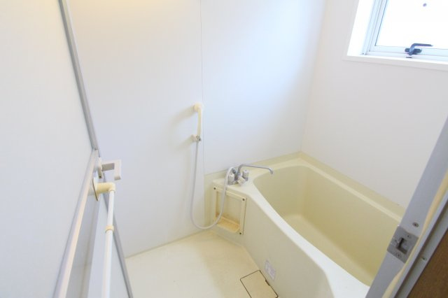 メゾン小泉の浴室|別部屋の参考写真です。