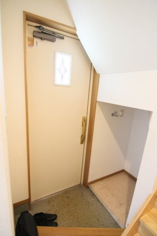メゾン小泉の玄関|別部屋の参考写真です。