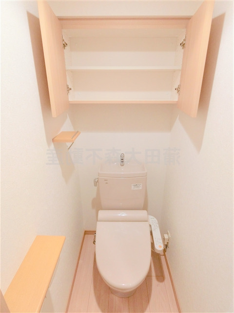 ルーブル蒲田七番館のトイレ|上部棚収納と温水暖房便座付トイレ　