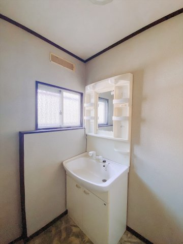 【中古戸建】前橋市富士見町小暮の独立洗面台|■洗面室｜大きな鏡で朝の身支度もラクラク♪毎日の忙しい準備が楽しくなる洗面所です(^^♪