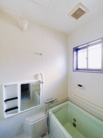 【中古戸建】前橋市富士見町小暮の浴室|■浴室｜デザイン性に優れた浴室♪1日の疲れを癒す、ゆったりとしたバスタイムをぜひお過ごしください(*＾＾*)大きな窓付きで嬉しい♪