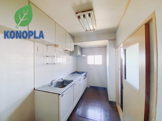 【中古戸建】前橋市富士見町小暮のキッチン|■キッチン｜ワークトップ下には、圧力鍋やパスタ鍋などのかさばる調理器具もラクラク収納可能な収納！ものが溢れがちなキッチン回りもスッキリきれいに管理ができます♪
