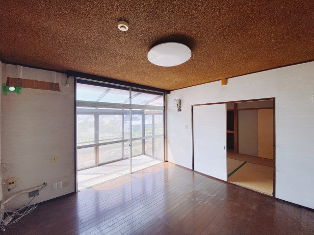 【中古戸建】前橋市富士見町小暮の居間・リビング|■洋室｜大きな窓がついています♪陽光たっぷり差し込む空間ライフはいかがですか？