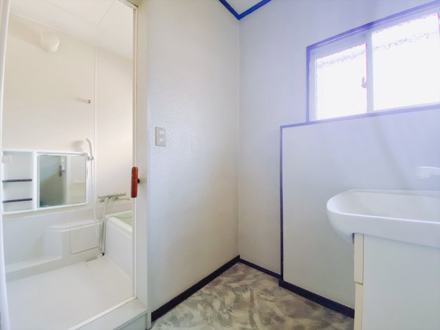 【中古戸建】前橋市富士見町小暮の独立洗面台|■洗面室｜洗濯機を置いてもゆとりある広さの洗面脱衣室です♪