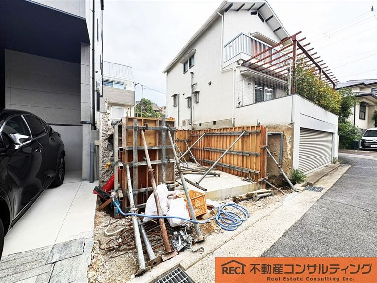神戸市灘区篠原中町4丁目　新築戸建の駐車場|床暖房付き！ミストサウナが家で楽しめます♪