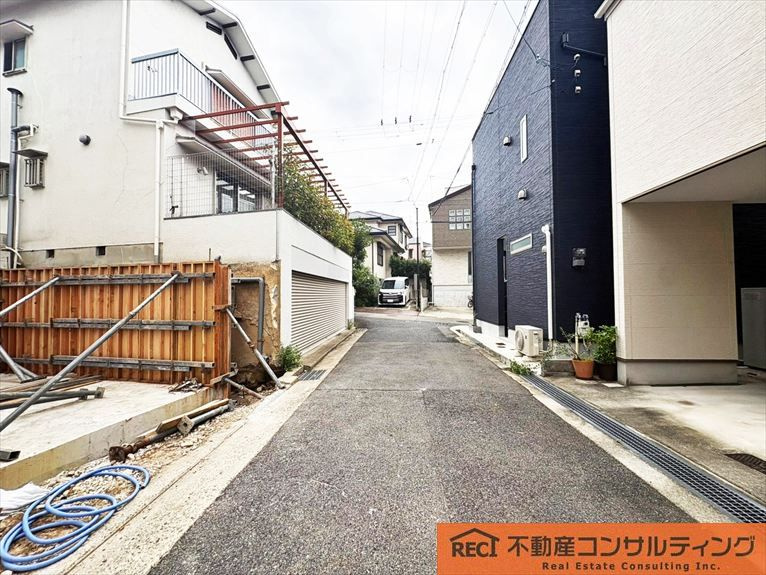 神戸市灘区篠原中町4丁目　新築戸建の前面道路含む現地写真|全居室収納付きで収納豊富♪
