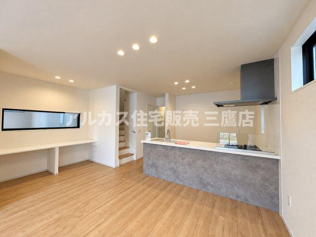 国分寺市富士本１丁目13期　中央線　国立駅　新築戸建の居間・リビング|カウンターキッチンを備えた開放的なLDK空間。壁面には便利なカウンターデスクが設置されており、作業スペース等に活用できます。   
