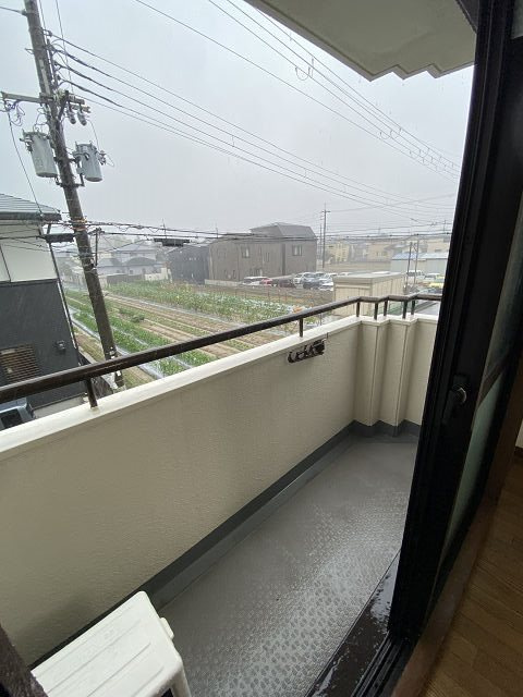 尼崎市武庫町１丁目のアパートのバルコニー