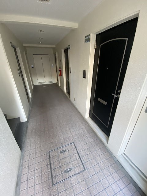 尼崎市武庫町１丁目のアパートのロビー